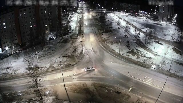 [動画0:23]凍結した路面でドリフト失敗、横転する