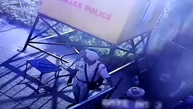 [動画0:24]警官、とんでもない誤射をやらかす
