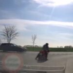 [動画0:49]あわや大事故・・・！優先道路に飛び出す迷惑バイク