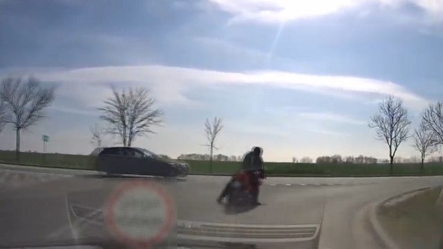[動画0:49]あわや大事故・・・！優先道路に飛び出す迷惑バイク