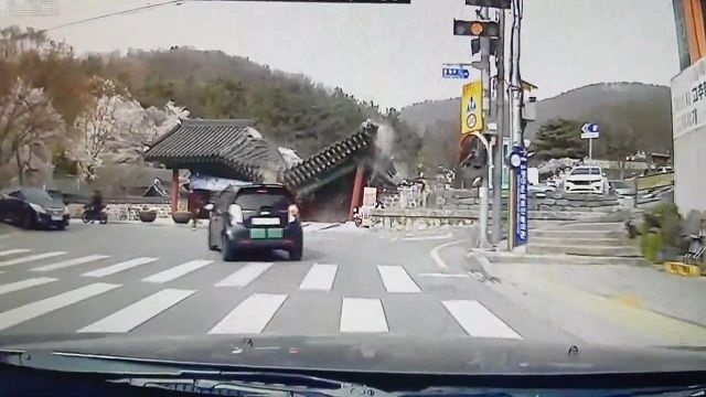 [動画0:20]韓国の木造建築、簡単に崩壊する