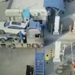 [動画0:08]トラックの死角を横切る女性、轢かれる