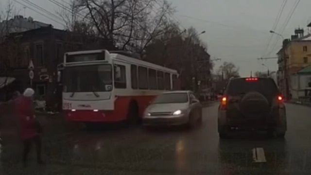 [動画0:41] 横断歩道を渡る女性、滑って転んで轢かれる