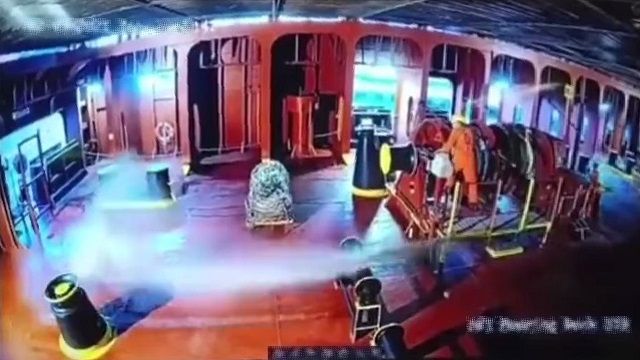 [動画0:53]タンカーの係留を解除する作業中に事故