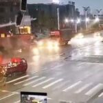[動画0:26]トラックが信号に衝突、倒壊・・・！歩行者が巻き込まれる・・・
