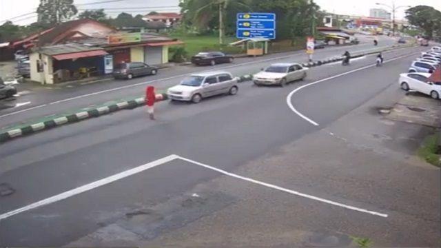 [動画0:19]これがマレーシアの道路の渡り方