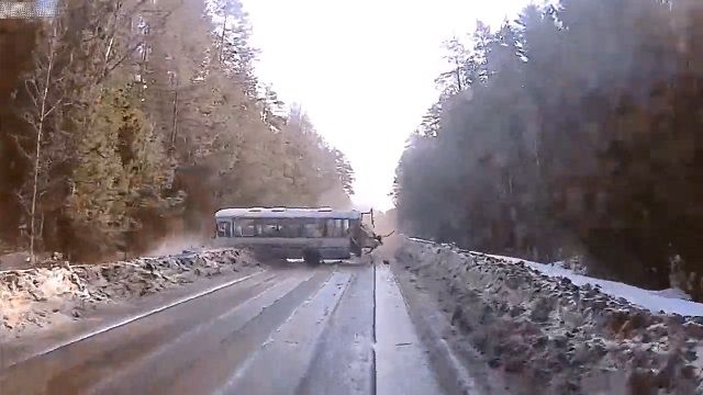 [動画0:50]コントロールを失ったバスがトラックと接触、大破する
