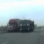 [動画0:24]戦車、高速道路を走るトラックにとんでもない攻撃を加える
