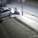 [動画0:30]中国のバイク、電柱に衝突して粉々になる