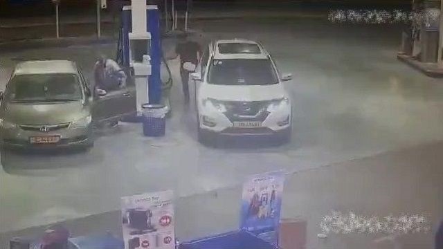 [動画0:28]車の横にいても油断禁物！？ガソリンスタンドで車両盗難