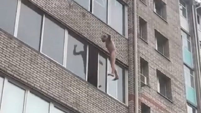 [動画0:22]裸の男が建物6階から転落する瞬間・・・