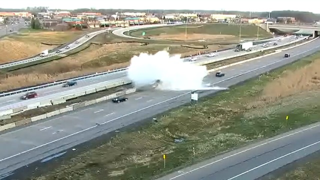 [動画8:32]工事中の高速道路、トラックがクラッシュ・・・！