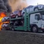 [動画0:31]輸送中の車両が燃える