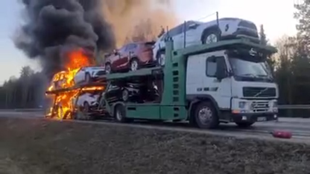 [動画0:31]輸送中の車両が燃える