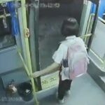 [動画1:12]中国のバス、ドアに挟まった女の子を引きずって走行