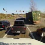 [動画0:40]制御を失ったコンテナトラック、交差点に突っ込む