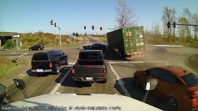[動画0:40]制御を失ったコンテナトラック、交差点に突っ込む