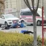 [動画0:11]中国の救急車、道路に横たわる負傷者を轢く