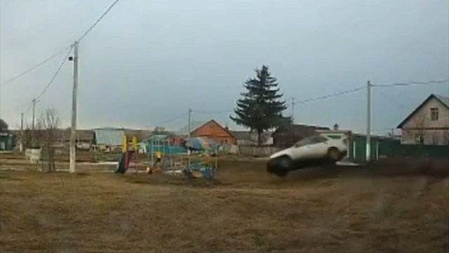[動画0:12]公園の遊具、猛スピードの車に壊される