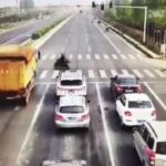 [動画1:30]スクーターを避けたトラックが横転・・・！信号待ちの車が潰される・・・