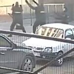 [動画0:41]監禁され性的暴行を受けていた女性、3階から飛び降り警官に救助される