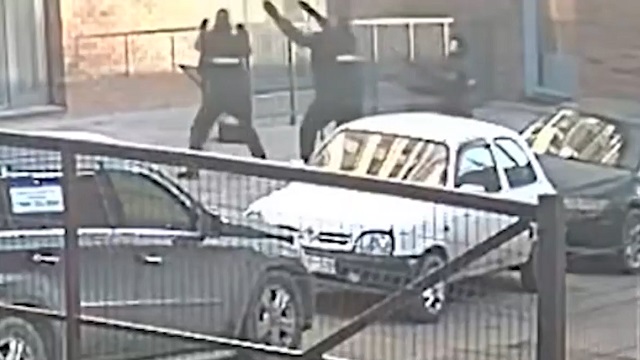 [動画0:41]監禁され性的暴行を受けていた女性、3階から飛び降り警官に救助される