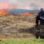 [動画0:31]ベラルーシ人、火事でも釣りを続ける