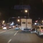 [動画0:10]トラックとドアに挟まれた男性、指を失う