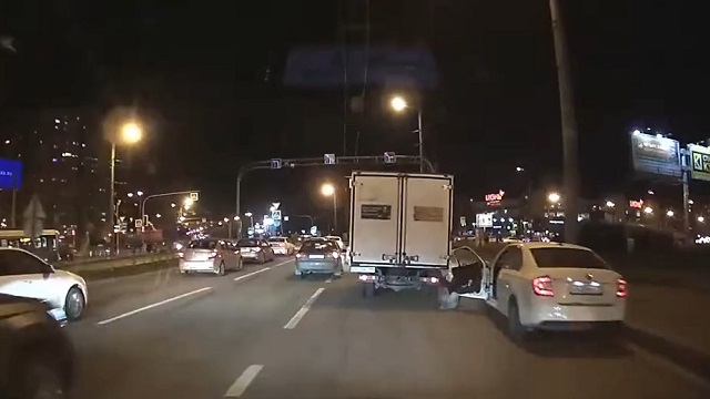 [動画0:10]トラックとドアに挟まれた男性、指を失う