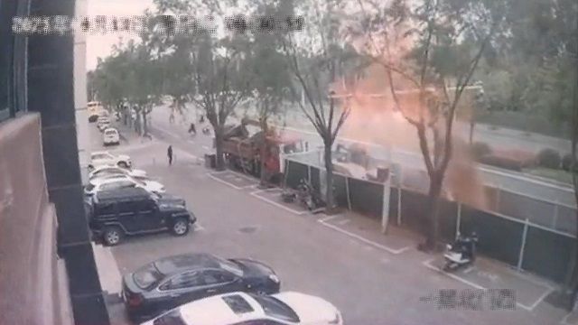[動画0:45]道路工事でガス管を切断・・・、火災が発生する