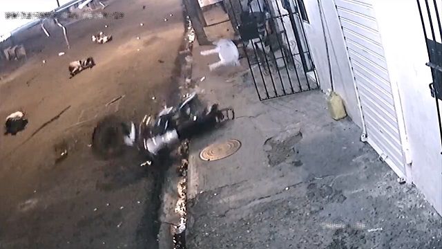 [動画1:00]バイクが交差点で事故・・・！カメラに映った衝撃の瞬間