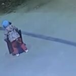 [動画0:40]3歳の少年、祖母に気付かれずマンホールに消える