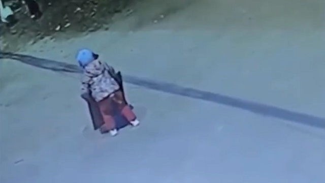 [動画0:40]3歳の少年、祖母に気付かれずマンホールに消える