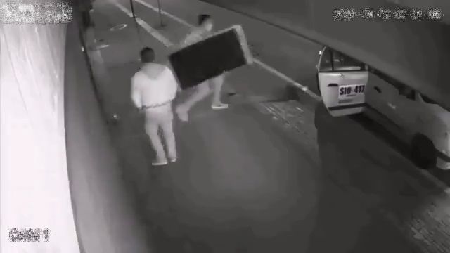 [動画0:45]盗品を運び出す男、自業自得の結果に