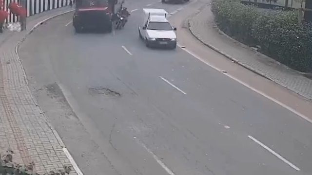 [動画0:30]カーブでトラックと接触したバイク・・・、ライダーがトラックに巻き込まれる