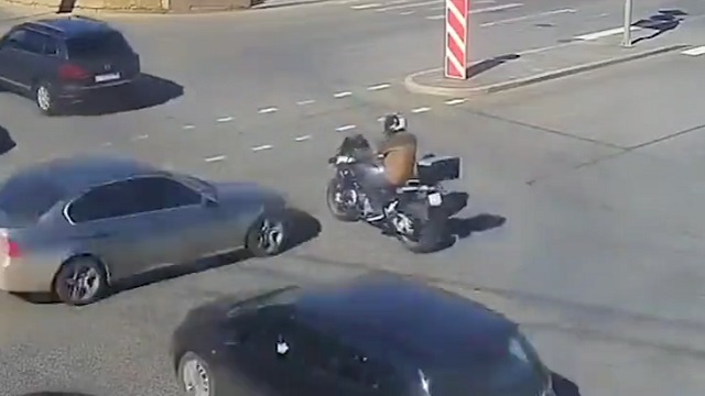 [動画0:15]信号無視の車、バイクをはね飛ばしてしまう