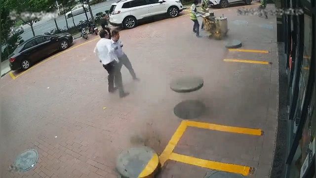 [動画0:48]中国のマンホール、駐車場のライン施工機でも爆発する