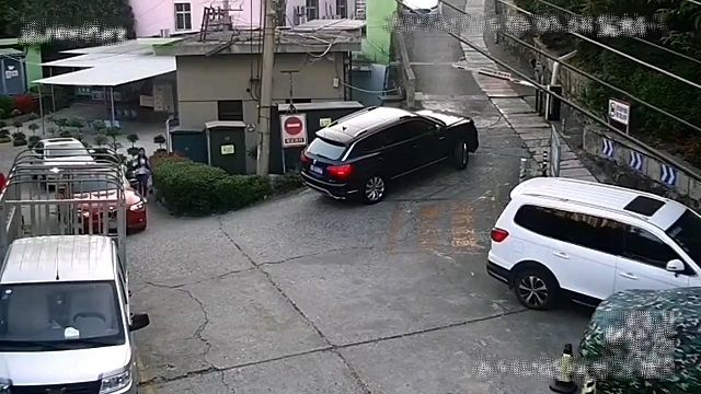 [動画0:52]女性ドライバー、坂道で壁を突き破り転落