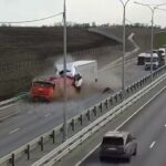 [動画1:04]工事作業現場に大型トラックが突っ込む！カメラに映った悲惨な事故
