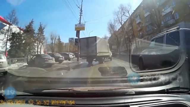 [動画0:24]ロシアで自動運転のトラックが目撃される！