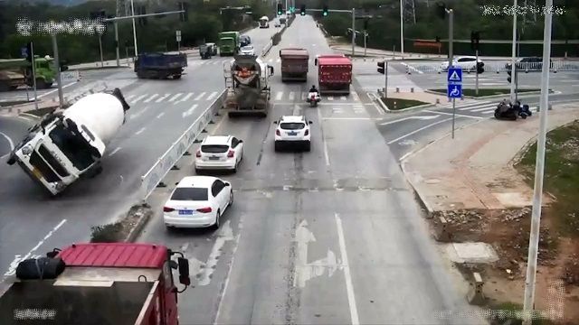 [動画0:37]コンクリートミキサー車、交差点で曲がり切れずに横転