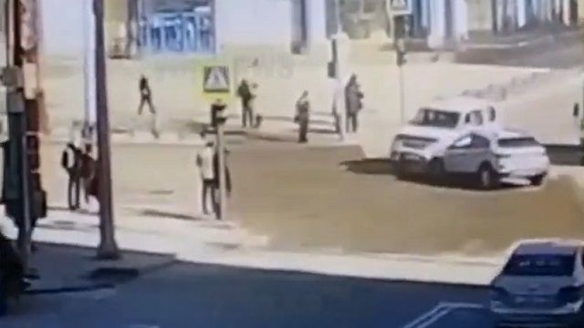 [動画0:41]左折車と直進車が衝突、歩道の歩行者を巻き込む事故に