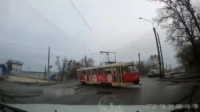 [動画0:14] ウクライナのトラム、乗客を乗せたままドリフトする