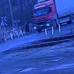 [動画0:17]トラックの前を横切る女性、轢かれる