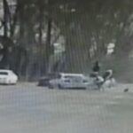 [動画0:42]左折車に衝突したバイカー、宙を舞う