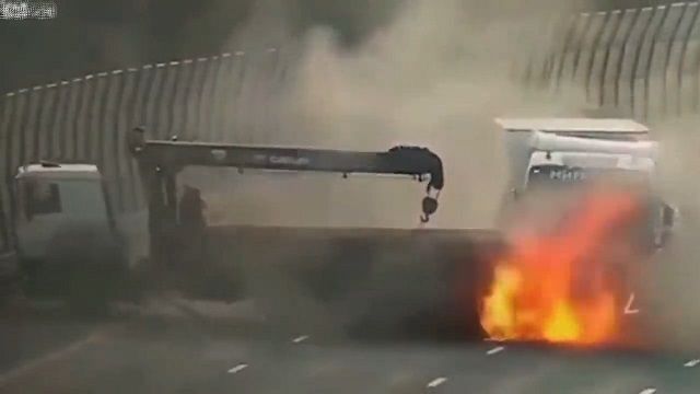 [動画0:34]高速道路で追突事故、炎上する大事故に・・・・