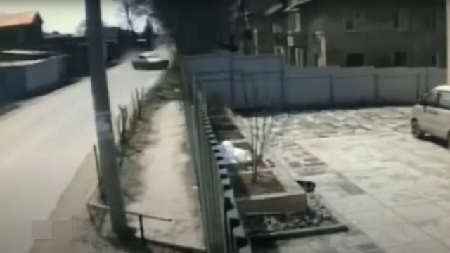 [動画1:01]制御を失った猛スピードの車、激しく塀に衝突