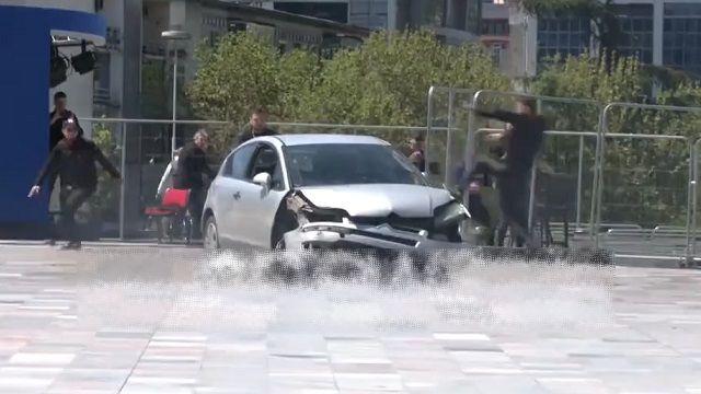 [動画0:59]広場を暴走する車両・・・！青年が飛び蹴りで制圧！