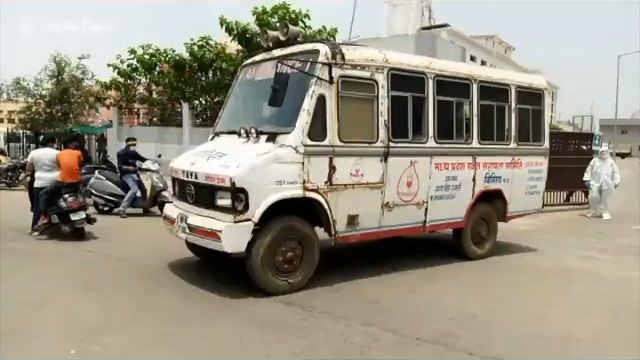 [動画1:06]コロナ危機のインド、救急車があまりにもボロい・・・