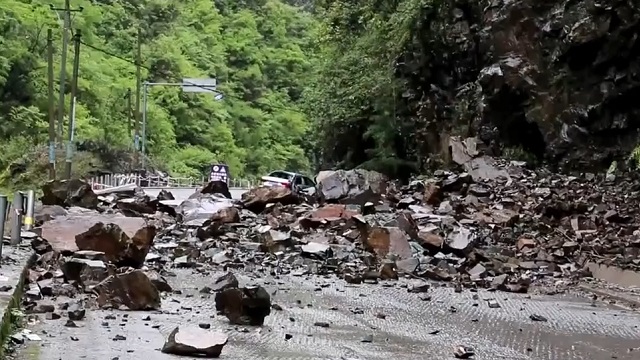 [動画0:55]怖すぎる・・・、崖崩れに巻き込まれた車の映像